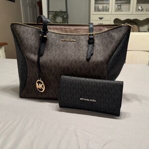 Michael Kors Coraline Large Signature Tote Brown/Black with Wallet Bundle